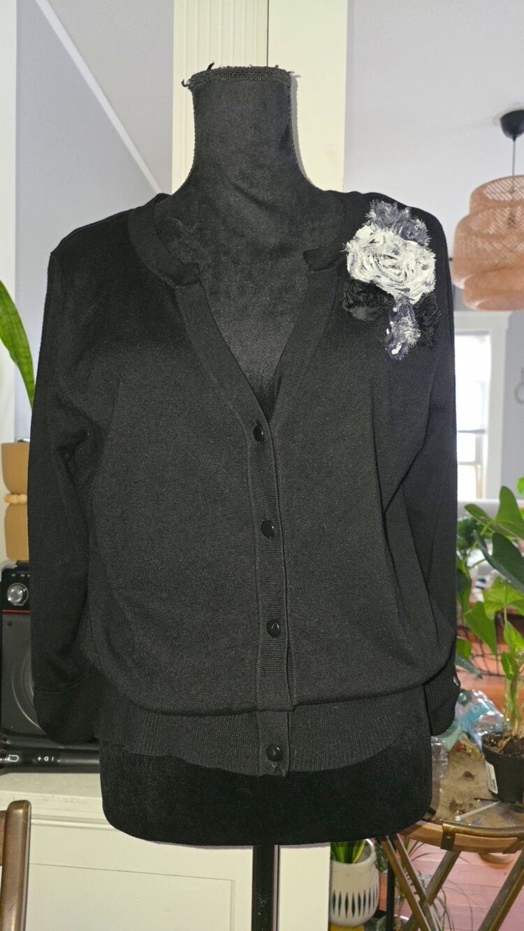 Chaus Women’s Black Solid Knit V-Neck Button-Front Cardigan Sweater Size M